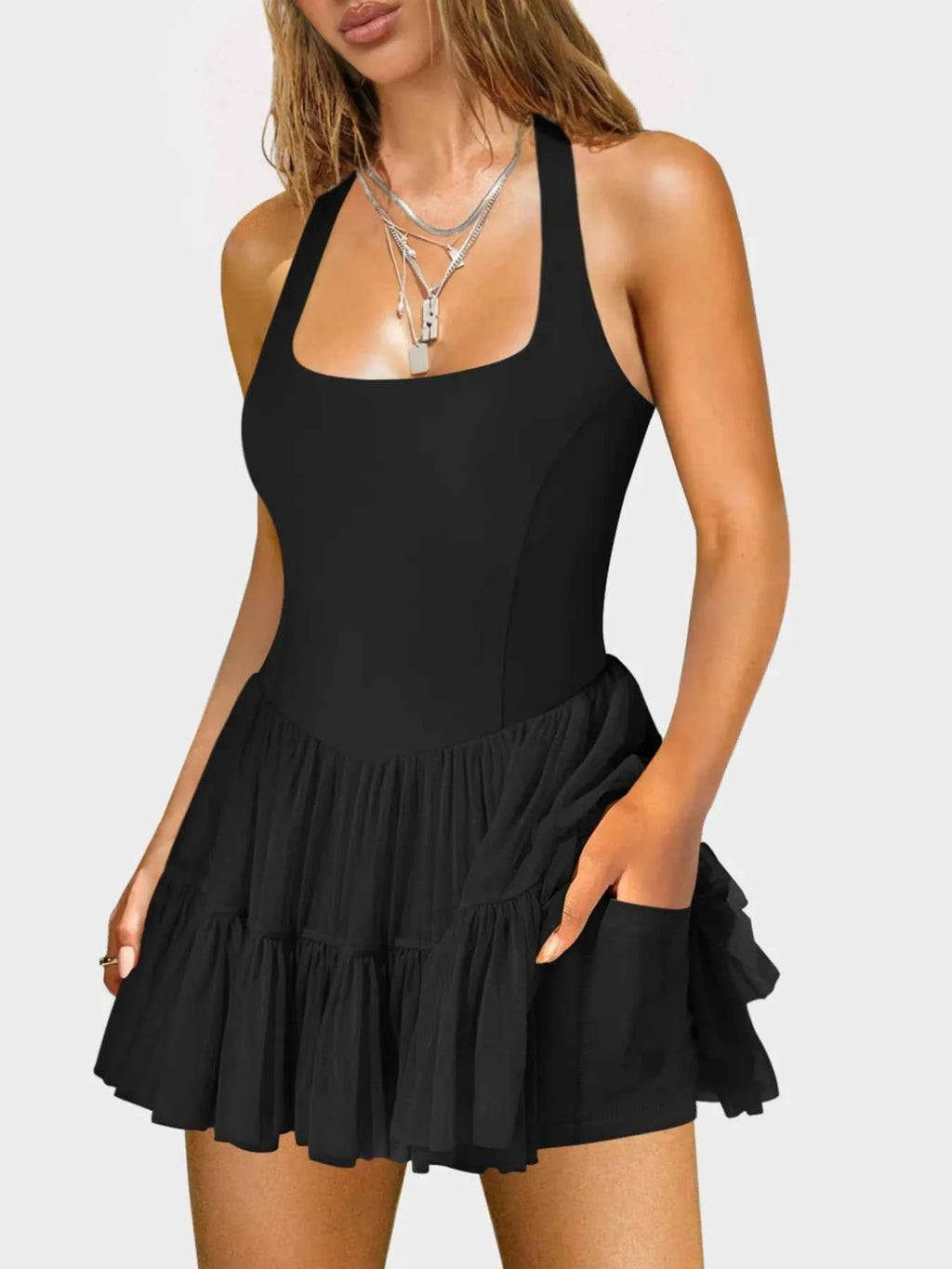 Noir sur Blanc – Silhouette Dos Nu à Motifs