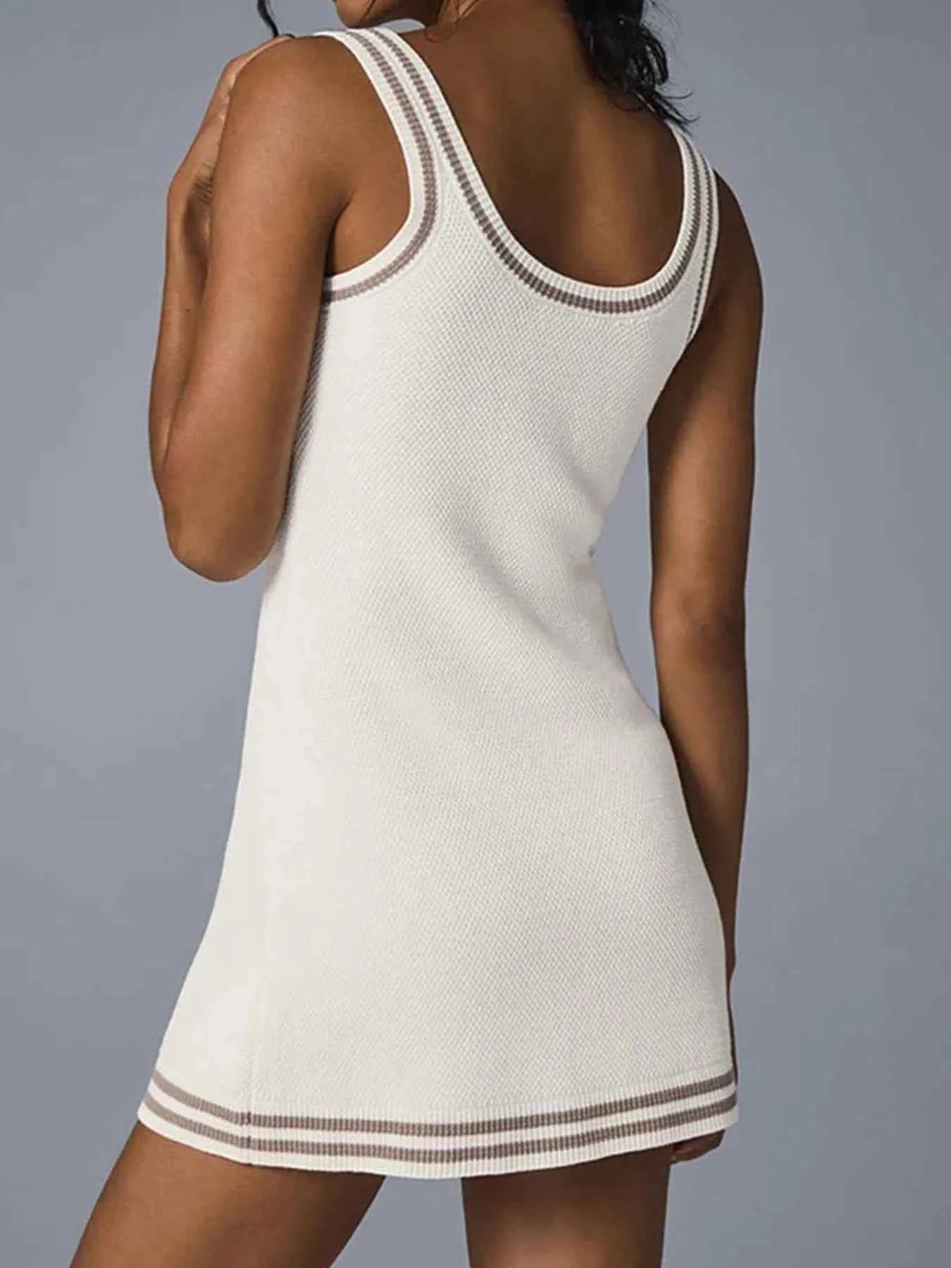 Côte Contrastée – Robe Tricot à Encolure Déco