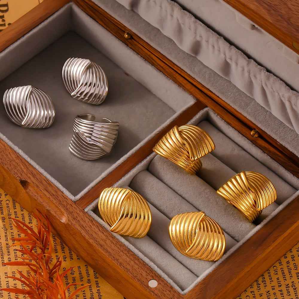 Boucles d’Oreilles Motif Ligne – Minimalisme graphique en Or 18K