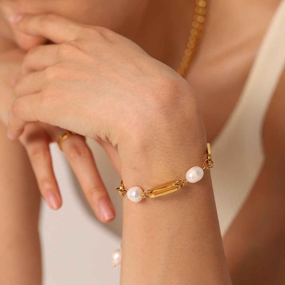 🤍 Bracelet Chaîne Rectangle & Perle – Luxe discret en Or 18K