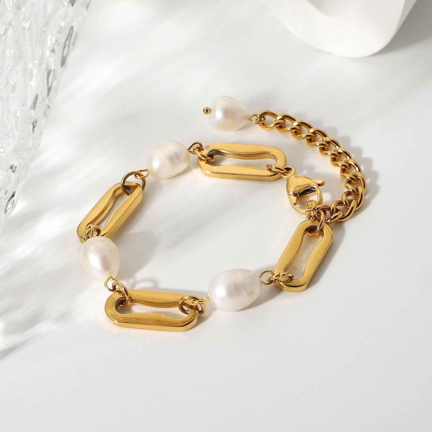 🤍 Bracelet Chaîne Rectangle & Perle – Luxe discret en Or 18K
