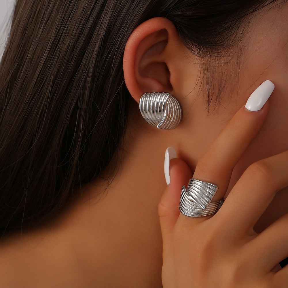 Boucles d’Oreilles Motif Ligne – Minimalisme graphique en Or 18K