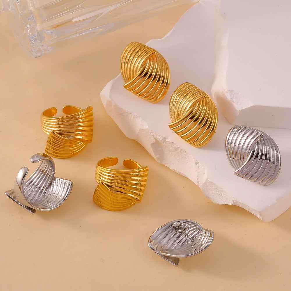 Boucles d’Oreilles Motif Ligne – Minimalisme graphique en Or 18K