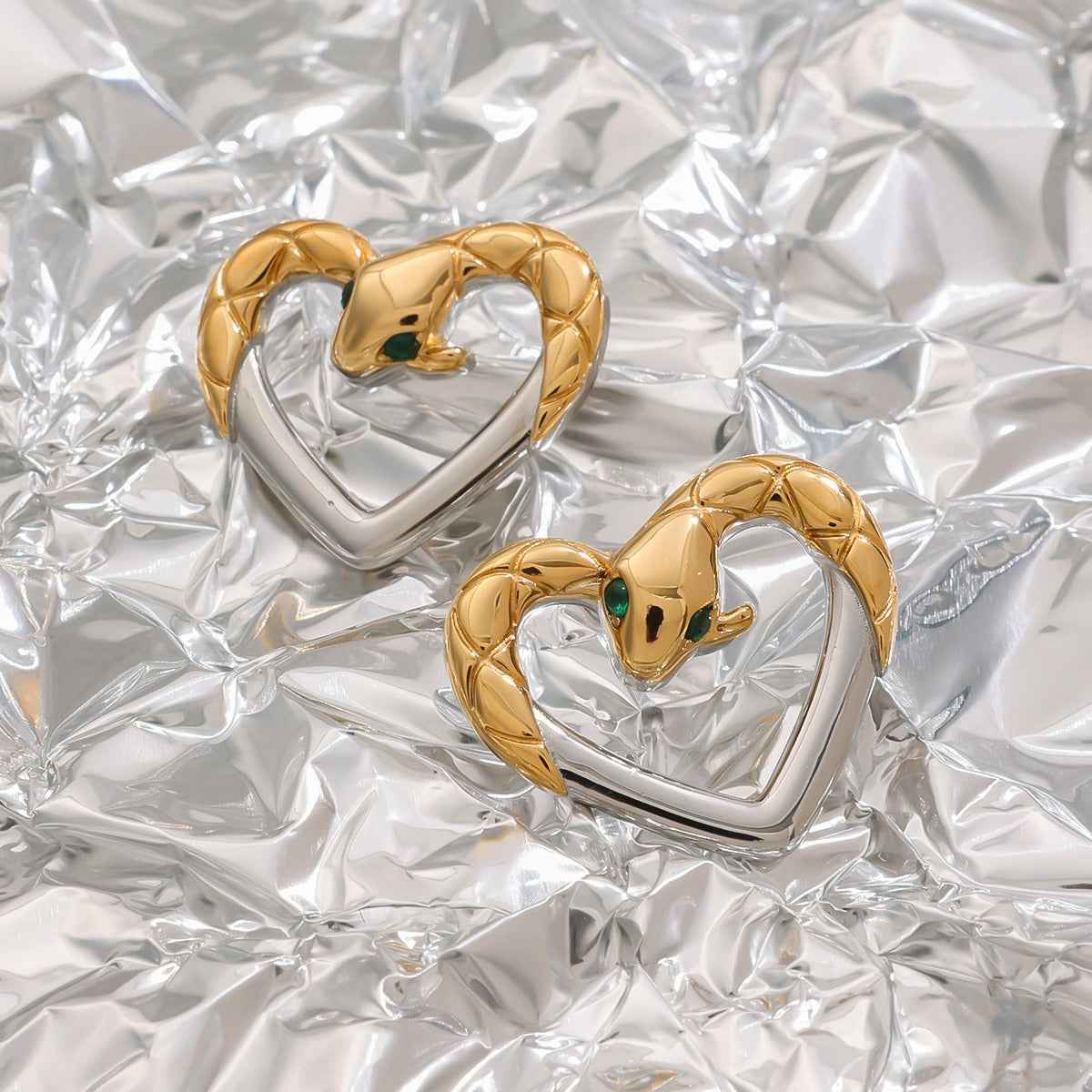 💖 Boucles d’Oreilles Cœur Ajouré – Design bicolore en Or 18K, élégance absolue